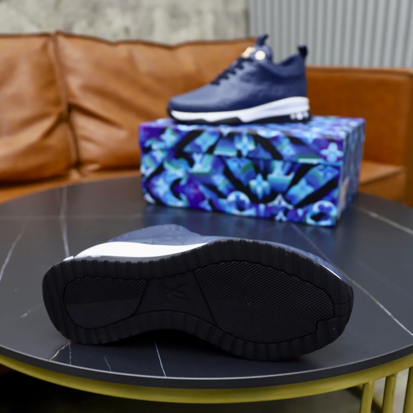 Factory price: 520💰【LV】Louis Vuitton is a high-end brand of men's shoes, new models on the market, top luxury brand, the latest fashionable casual men's shoes, trendy and versatile style, relaxed and sporty style, calfskin upper and ultra-fine workmanship. The original personalized fashionable rubber wear-resistant outsole is light and comfortable on the foot. Code number: 39-44 (45, 46 customized)